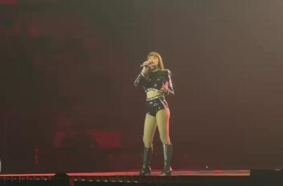 Annalisa accende Bari con uno show «di fuoco»: sogni, simboli e metamorfosi trascinano il PalaFlorio in un viaggio di energia