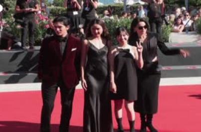 Venezia, le star sfilano sul red carpet per la premie're di "Nuhai"