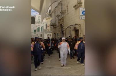 Milano Cortina, la fiamma olimpica scalda Monopoli