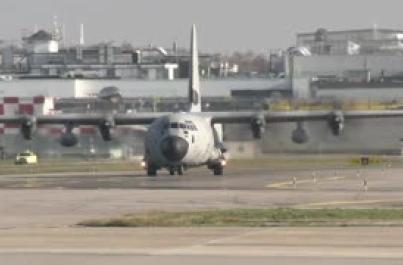 Milano, atterrato a Linate l'aereo di Stato con le vittime di Crans-Montana