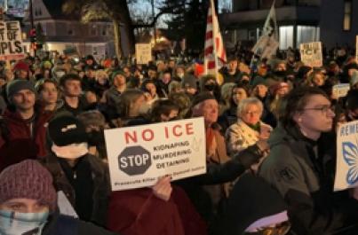 Minneapolis, cittadini in strada dopo l'uccisione di Renee Nicole Good