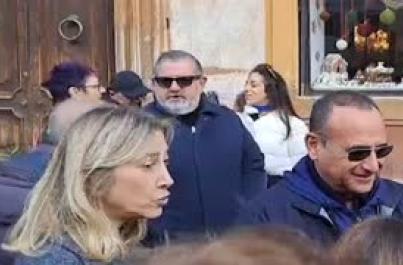 "Tutti cantano Sanremo", Carlo Conti in piazza di Spagna per lo spot
