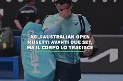 Agli Australian Open Musetti avanti due set, ma il corpo lo tradisce