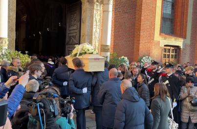 Crans-Montana, commozione a Milano per l'ultimo saluto a Chiara Costanzo