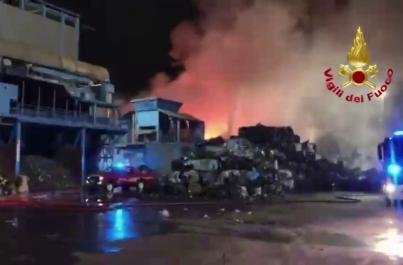 Incendio in azienda di demolizione auto a Bollate, nessuna persona coinvolta