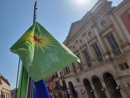 Guerra In Siria La Bandiera Del Popolo Curdo Issata Al Municipio Di Barletta Foto 1 Di 3 La Gazzetta Del Mezzogiorno