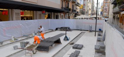 Via Sparano Installate Le Nuove Panchine Come Drappi Damascati