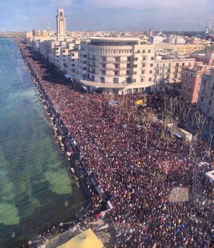 Il Miracolo Di S Nicola Sul Lungomare Di Bari La Gazzetta Del Mezzogiorno