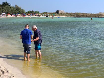 porto cesreo il mare diventa giallo sospetto versamento di liquami la gazzetta del mezzogiorno