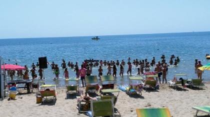 metaponto donna annega mentre fa il bagno grave la figlia di 6 anni la gazzetta del mezzogiorno