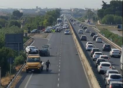 monopoli schianto sulla statale 16 due feriti traffico bloccato per oltre 3 ore la gazzetta del mezzogiorno