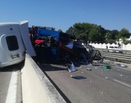 camion sfonda spartitraffico e perde il carico sulla brindisi taranto tragedia sfiorata la gazzetta del mezzogiorno