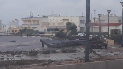 Porto Cesareo Tromba D Aria Fa Volare Pontile Barche Trascinate Per 300 Metri Danni Anche A Gallipoli E Leuca Mattarella Telefona A Sindaco Matera La Gazzetta Del Mezzogiorno