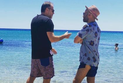 Giornata Di Mare In Salento Per Sangiorgi E Mastandrea Chiacchiere Sulla Riva La Gazzetta Del Mezzogiorno