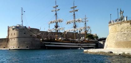 Taranto Ponte Girevole E Aperto E In Migliaia Accolgono La Vespucci La Gazzetta Del Mezzogiorno