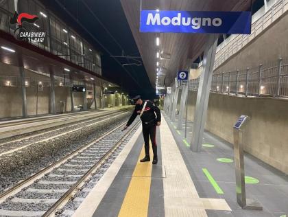 Modugno Lasciano Sassi Sui Binari Minori Bloccati Dai Carabinieri La Gazzetta Del Mezzogiorno