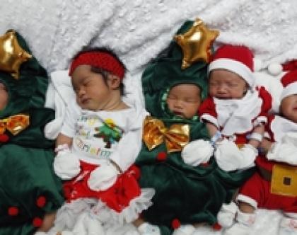 Neonati Vestiti Da Babbo Natale All Ospedale Di Bangkok La Gazzetta Del Mezzogiorno