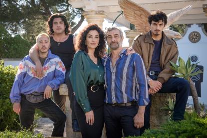 Storia di una famiglia perbene», dall'11 ottobre torna la fiction con  Giuseppe Zeno girata in Puglia - Foto 1 di 4 - La Gazzetta del Mezzogiorno