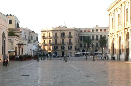 Bari, aggredito in pieno centro il console generale della Georgia: la polizia ha fermato l'autore del gesto