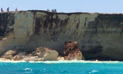 Torre Dellorso Crolla La Falesia Paura In Spiaggia La