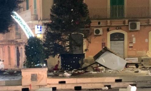 Immagini Di Case Natalizie.Gravina In Puglia Bomba Ai Piedi Dell Albero Di Natale In Piazza Danni Alle Case La Gazzetta Del Mezzogiorno