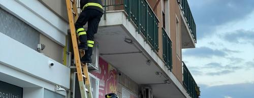 Gallipoli, vento forte sferza la citt&agrave;: rimosso telo dai vigili del fuoco