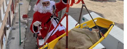 Lecce, un Babbo Natale speciale si cala dal tetto per portare doni ai bimbi del Fazzi