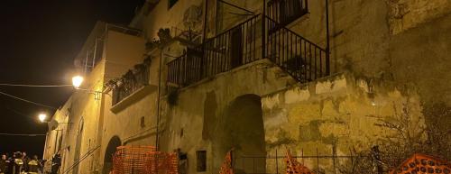 Crolla una palazzina a Canosa, estratti vivi dalle macerie i due residenti nell'abitazione