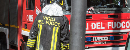 Bari, fiamme in una palazzina abbandonata vicino al Teatro Purgatorio
