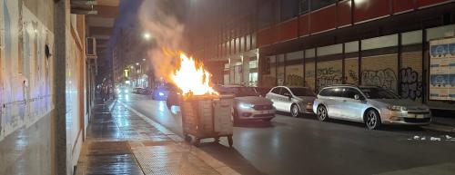 Bari, danno fuoco a un bidone della spazzatura: fiamme e fumo in via Crisanzio VIDEO