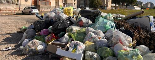 «Così ci stiamo ammalando»: al quartiere Paolo VI i residenti tra cumuli di rifiuti e umidità