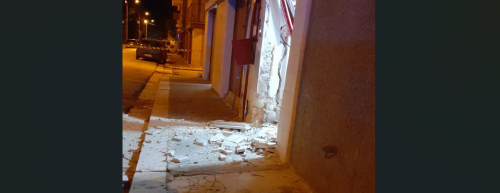 Ordigno rudimentale esplode nella notte a San Severo: danni a ingresso stabile e auto in sosta