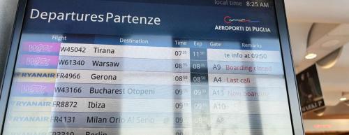 Bari-Tirana, volo Wizz Air partito con 5 ore di ritardo, disagi fra i passeggeri: «Abbiamo perso coincidenze»