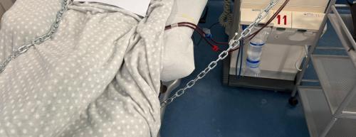 Pazienti in dialisi si incatenano ai lettini a Policoro: «Ostaggi della Regione». ASM replica: «Non è prevista nessuna chiusura» FOTO