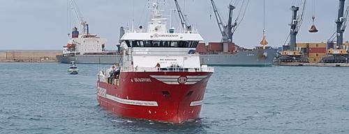 Bari, arrivata in porto la nave Life Support di Emergency con 120 migranti: anche 5 donne incinte