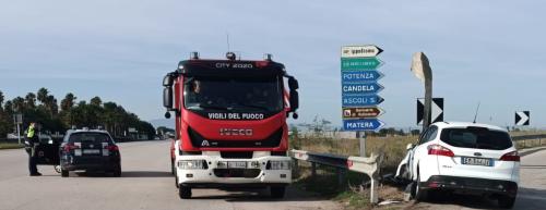 Perde il controllo dell’auto e si schianta sul guardrail in direzione Candela: conducente illeso