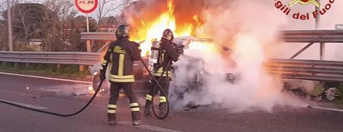 Maserati prende fuoco sulla tangenziale ovest di Lecce: illeso il conducente 38enne
