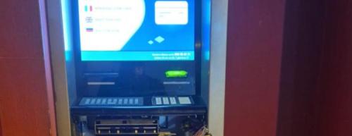 Leverano, tentano di far esplodere il bancomat ma l'ordigno fa cilecca: fallito il colpo alla Bcc