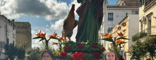 Due donne portatrici di una statua dei Misteri a Valenzano