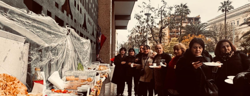 Bari, una festa in piazza Cesare Battisti: &egrave; la Pasqua delle badanti georgiane