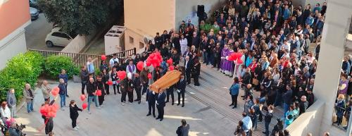Bisceglie, l&rsquo;ultimo abbraccio a Patrizia Lamanuzzi: lacrime e palloncini ai funerali della 54enne uccisa dal marito