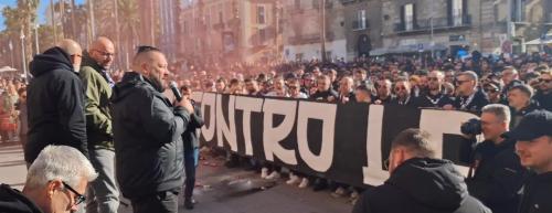Gli ultras del Bari in piazza contro la famiglia De Laurentiis: «Chiediamo l'intervento della politica» VIDEO