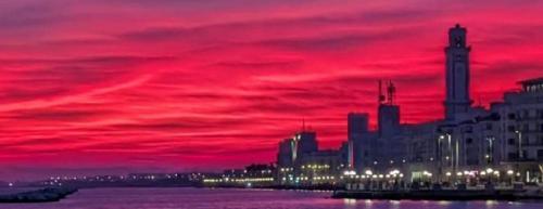 Un'alba rossa sul Lungomare di Bari: ecco la foto del giorno
