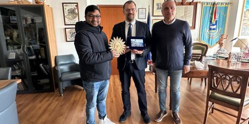 Matera, bengalese trova portafoglio pieno a terra e si mobilita per trovare proprietaria: il Comune lo ringrazia