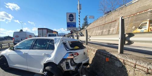 Potenza, auto contro tir all'altezza dell'autovelox: 2 feriti in ospedale