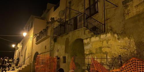 Crolla una palazzina a Canosa, estratti vivi dalle macerie i due residenti nell'abitazione