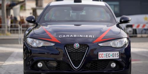 Bari, coltello alla mano rapina tre negozi in centro: arrestato 24enne rumeno con 10mila euro di refurtiva