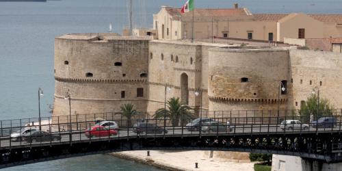 Taranto, stop ai parcheggi in piazza Castello: ecco tutte le modifiche alla circolazione