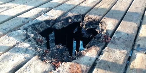 Bari, a fuoco il nuovo pontile di Pane e Pomodoro: «Danneggiato a due mesi dall'inaugurazione»