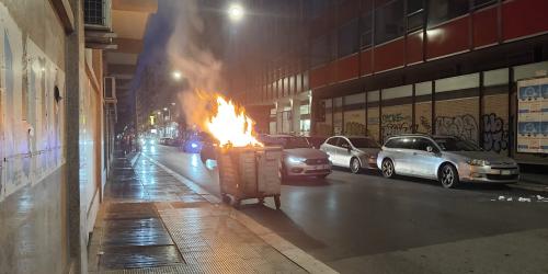Bari, danno fuoco a un bidone della spazzatura: fiamme e fumo in via Crisanzio VIDEO